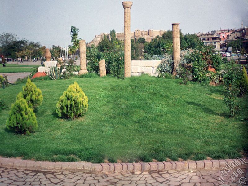 Gaziantep`te bir parktan tarihi Gaziantep Kalesi`nin grn.
