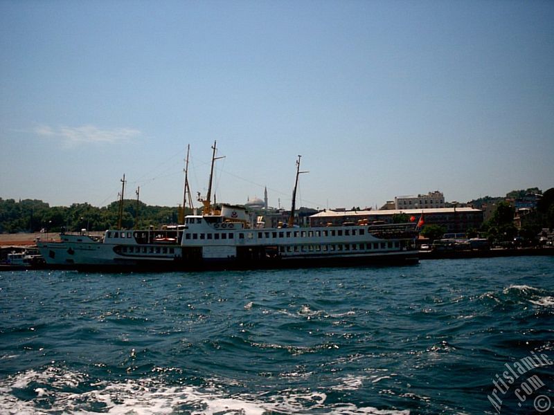 Eminn sahilinde denizden gemiler ve Ayasofya Camisi.
