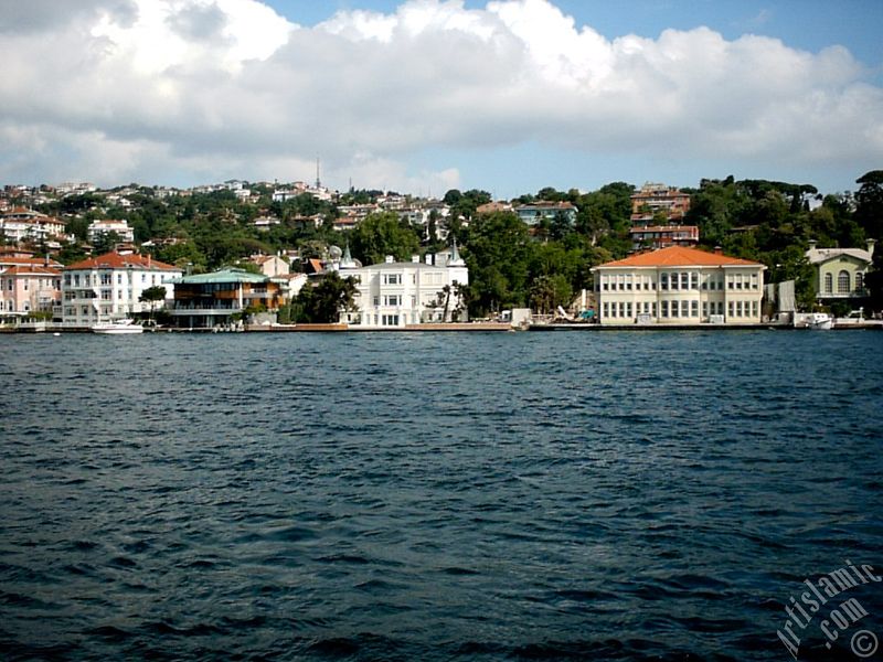 Denizden Beylerbeyi Havuzba Mahallesi sahiline bak.
