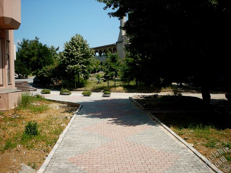 skdar Altunizade`de bulunan Marmara niversitesi lahiyat Fakltesi ve Camisi`nden bir grn.

