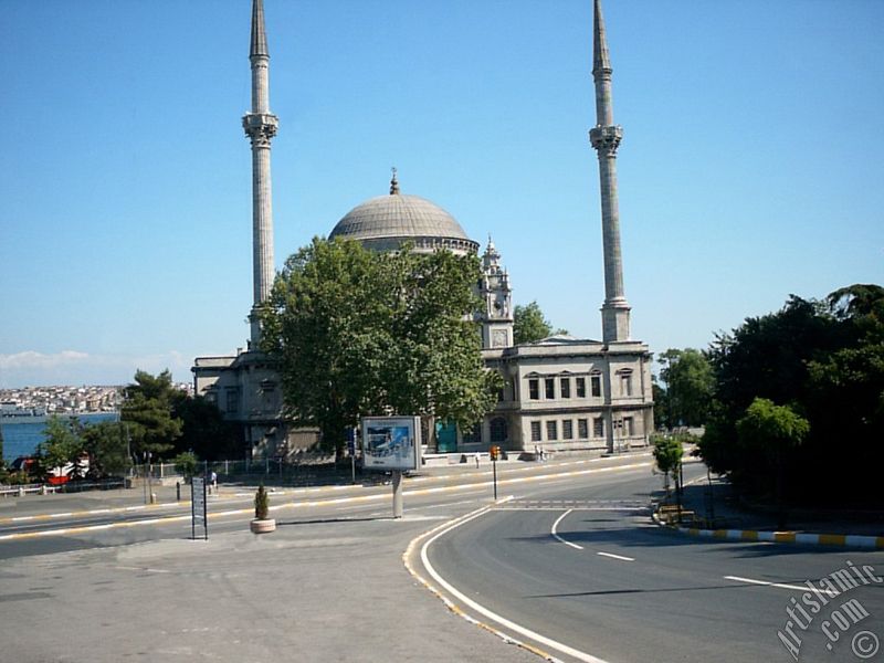stanbul Dolmabahe sahili ve Valide Sultan Camisi.
