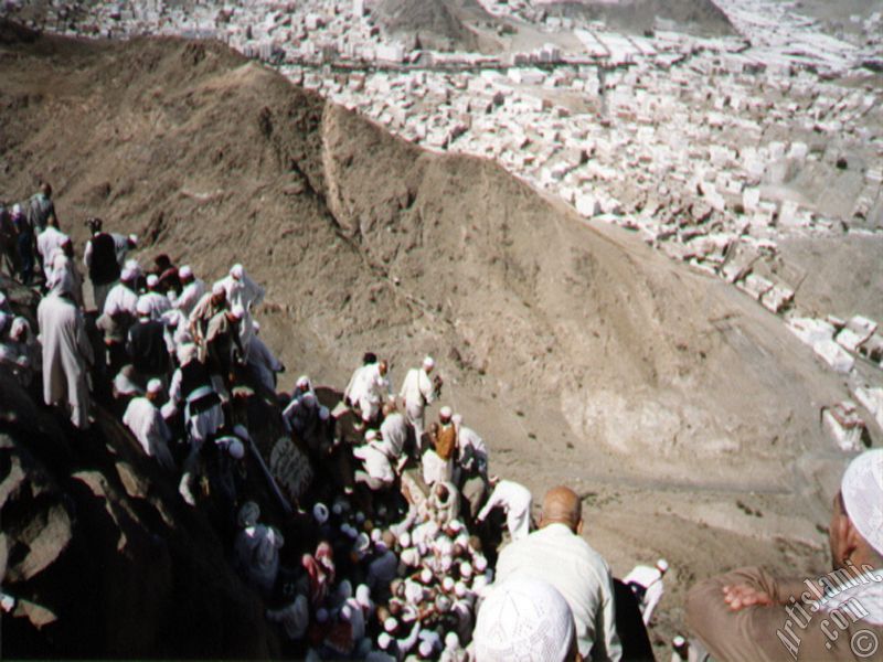 Mekke`deki Hira Danda (Cebel-i Nur) bulunan Hira Maarasnn girii ve daa trmanarak maaraya girmeye alan haclar.
