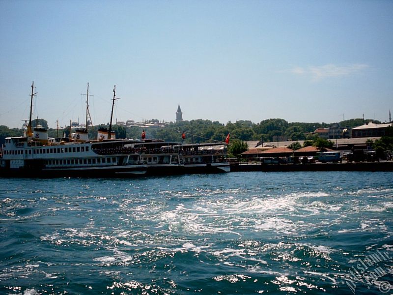 Eminn sahilinde denizden gemiler ve Topkap Saray.
