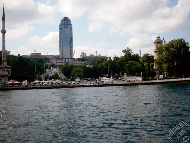 Denizden Dolmabahe sahili, Valide Sultan Camisi ve saat kulesi.
