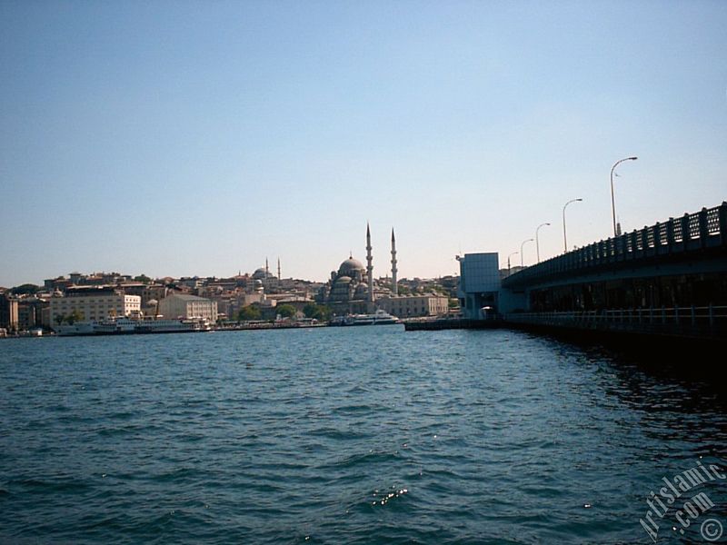 Karaky sahilinden Eminn, Sultan Ahmet Camisi ve Yeni Cami`ye doru bak ve solda Yeni Galata kprs.
