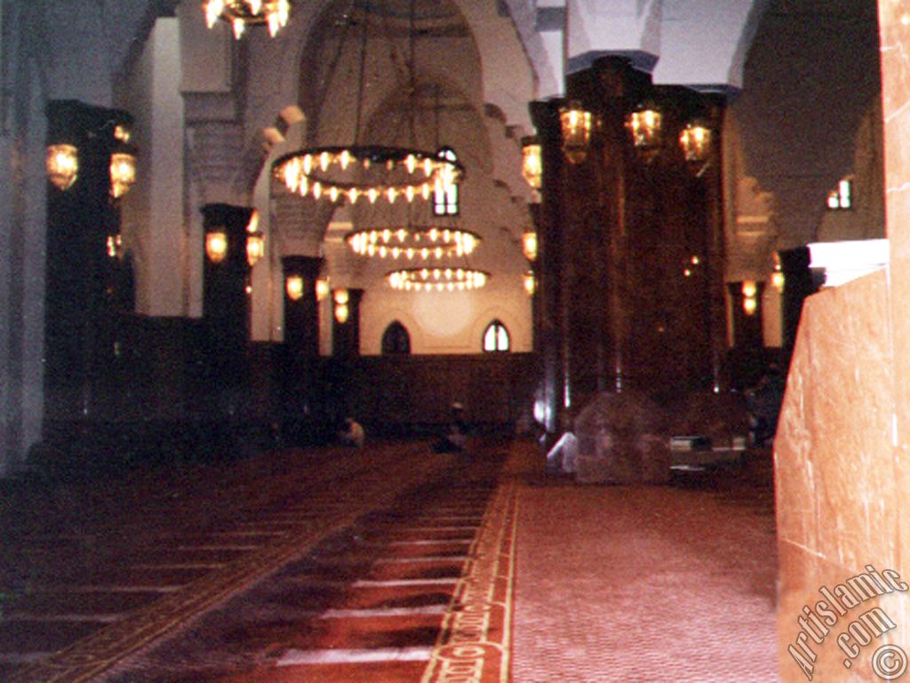 Mekke`de Osmanl klas karsnda bulunan bir caminin iinden grn.
